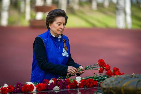 Губернатор Югры возложила цветы к Мемориалу Славы от имени фронтовика Шестакова