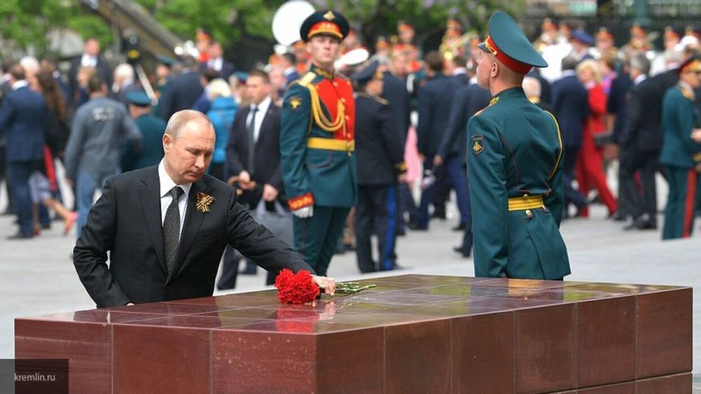 Владимир Путин возложил цветы к Вечному огню в Александровском саду
