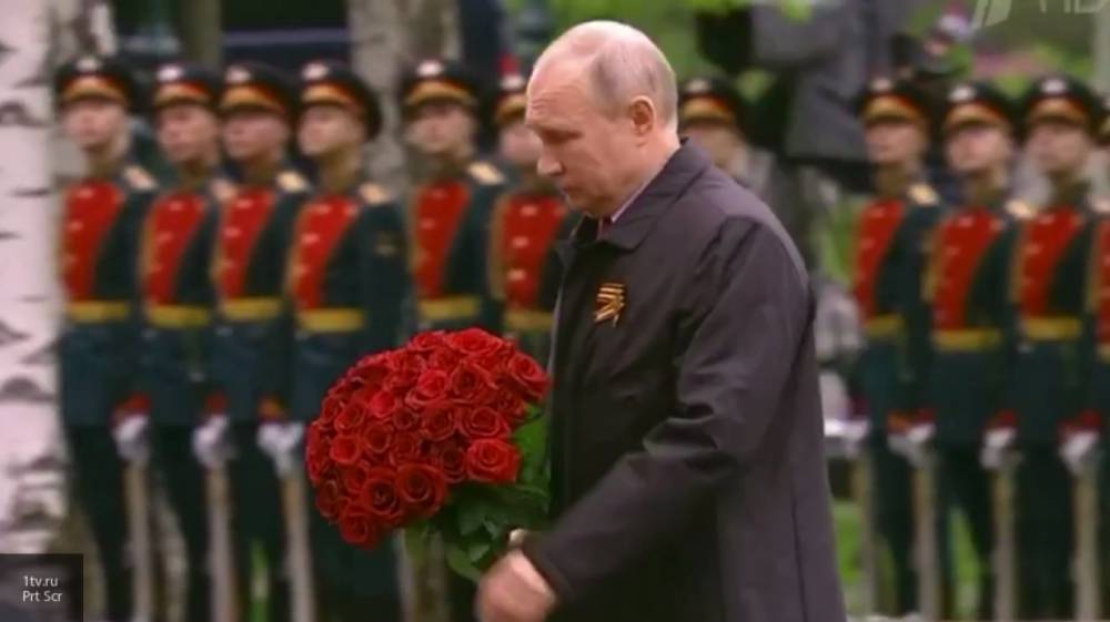 Путин поздравил ветеранов и россиян с Днем Победы