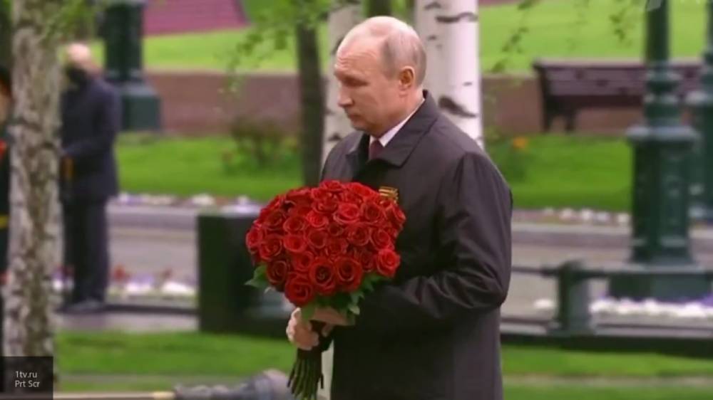 Путин возложил цветы к Вечному огню в честь праздника Победы