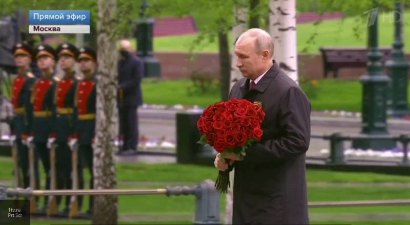 Путин возложил цветы к Вечному огню в честь 75-летия Победы