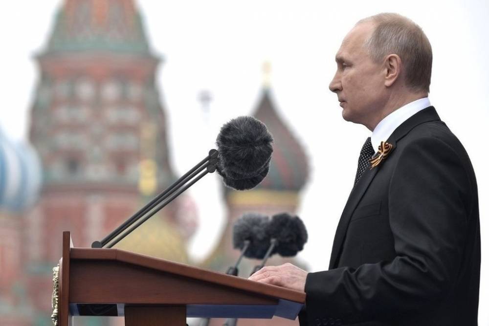 Путин поздравил россиян с Днем Победы и пообещал достойно провести парад