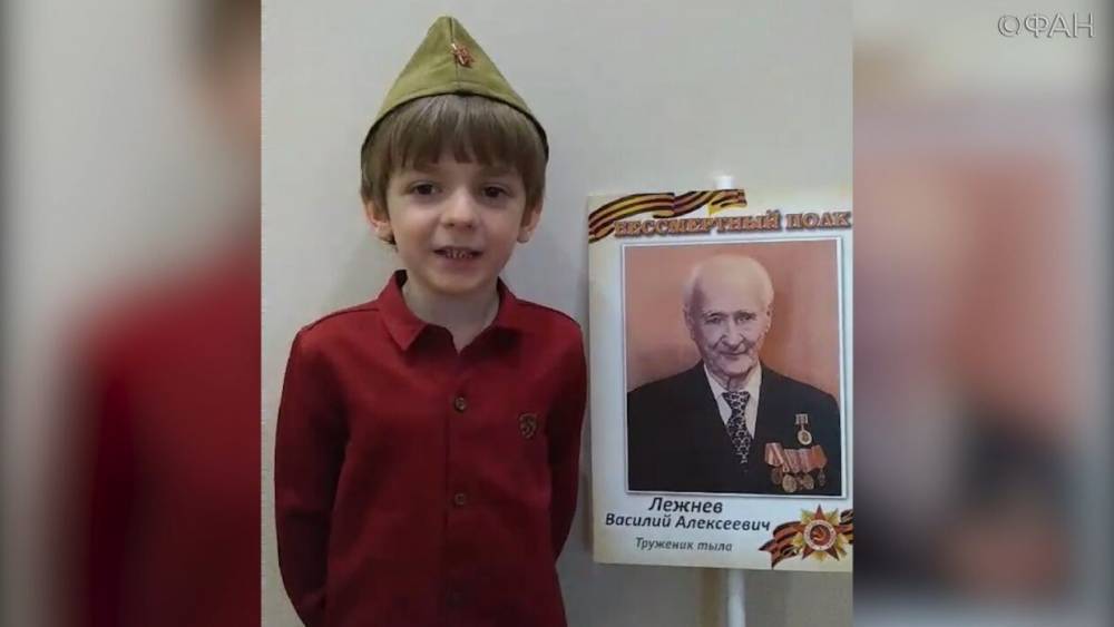 Маленькие петербуржцы поздравили жителей России с Днем Победы.