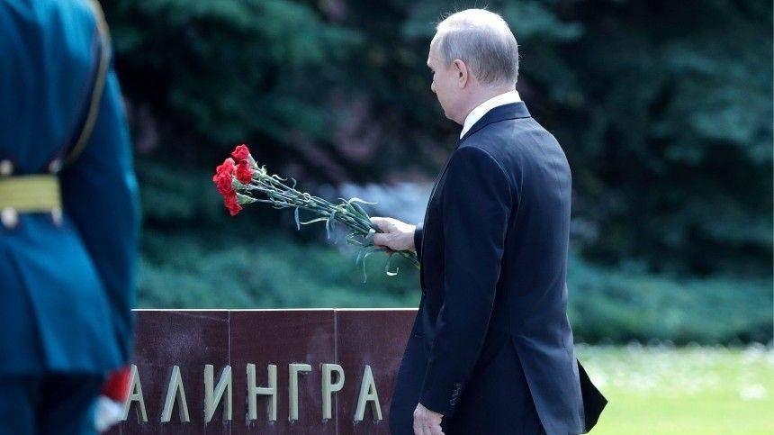 Путин возложил цветы к Вечному огню у Могилы Неизвестного солдата