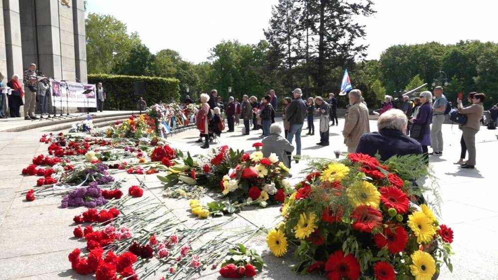 Немцы возложили цветы к мемориалу советским воинам в Тиргартене.