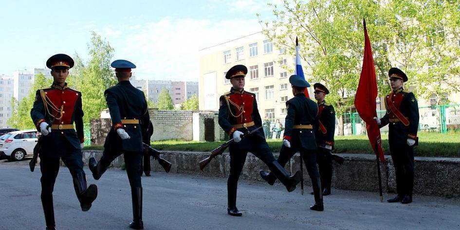 "Парад у дома ветерана": как поздравляют ветеранов России
