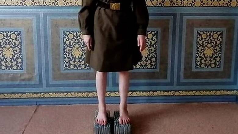 ФотКа дня: школьница больше часа простояла на гвоздях в честь Победы