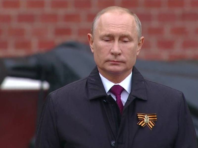 "Мы непобедимы": Путин в одиночестве возложил цветы, пообещав устроить парад позже
