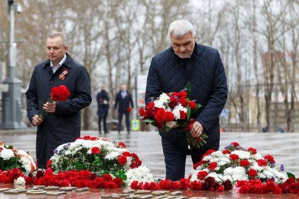Владимир Уйба возложил цветы к мемориалам «Вечная слава» и «Скорбящий воин».