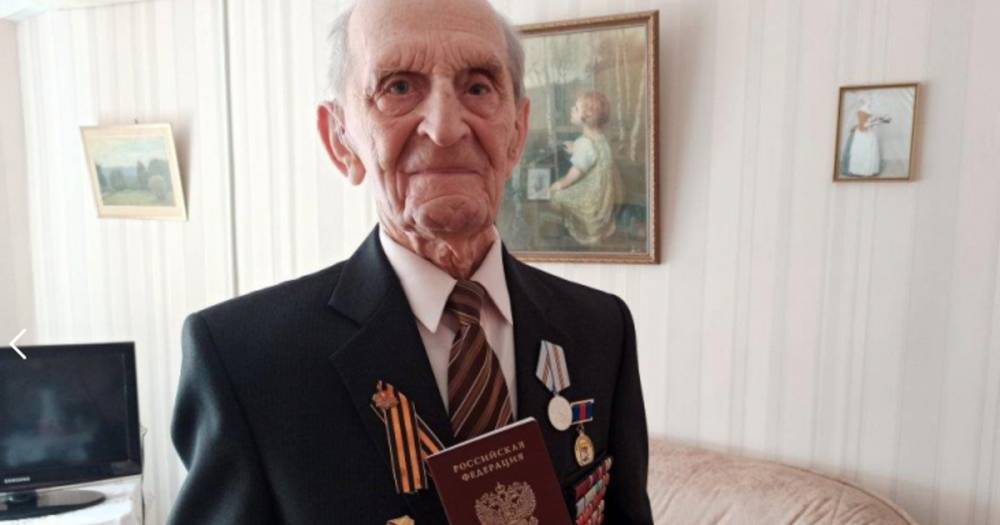Полицейские Ростовской области вручили паспорт 99-летнему ветерану