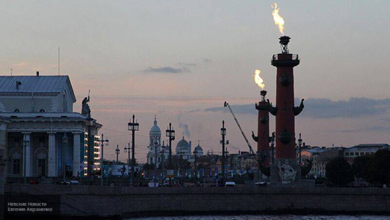 Факелы Ростральных колонн Петербурга зажгли в честь Дня Победы