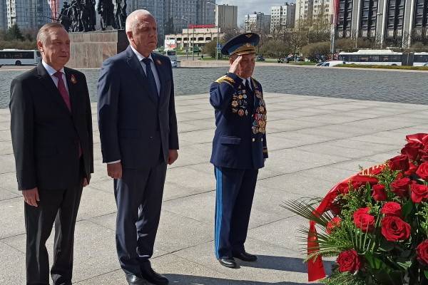 Полпред Президента и губернатор Петербурга возложили цветы к монументу героическим защитникам Ленинграда