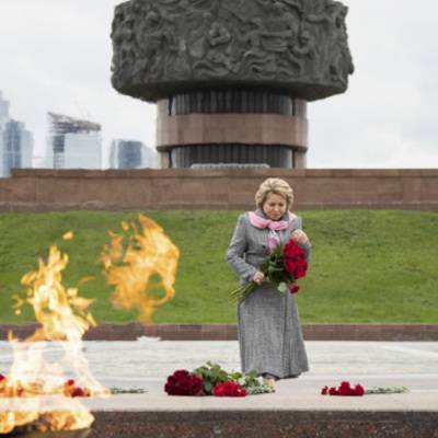 Валентина Матвиенко приняла участие в церемонии возложения цветов к Вечному огню