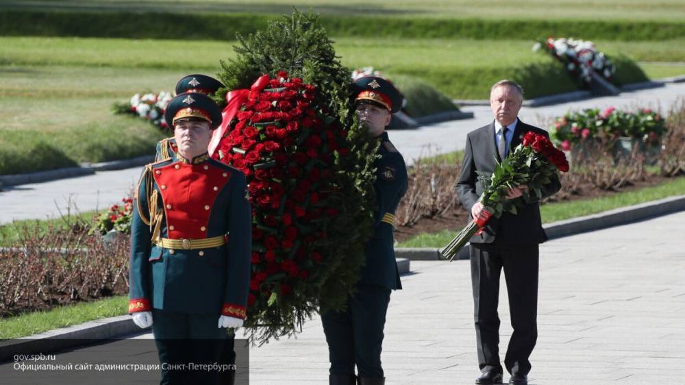 Беглов торжественно возложил цветы у монумента героическим защитникам Ленинграда