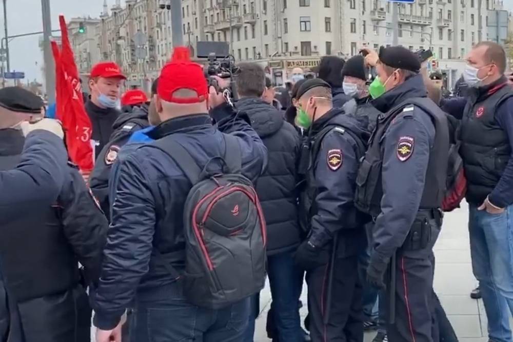 В Москве полиция задержала депутатов от КПРФ
