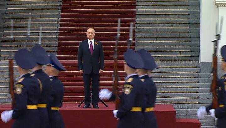 Путин провел смотр президентского полка и выступил с обращением