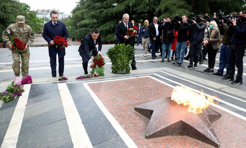 Первые лица Грузии возложили цветы к мемориалу Победы в Тбилиси. ФОТО.