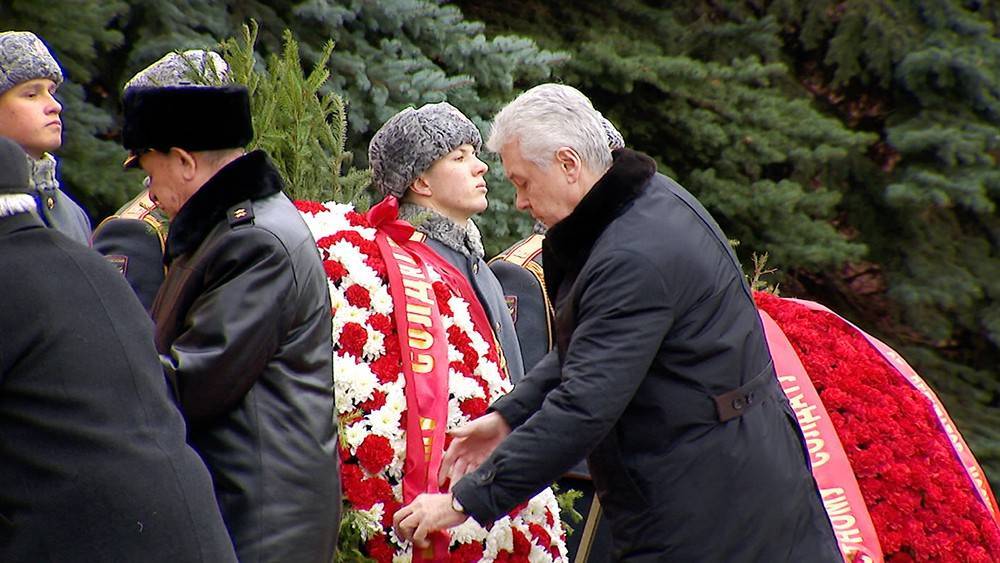 Собянин возложил цветы к памятнику маршалу Жукову