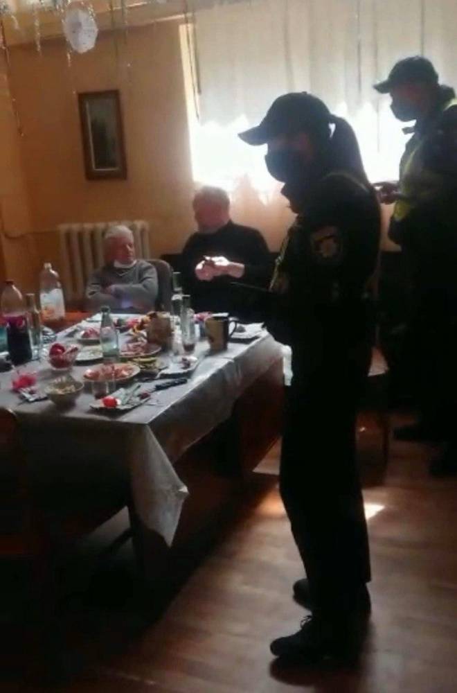 Львовские полицаи сорвали праздничное застолье местных ветеранов