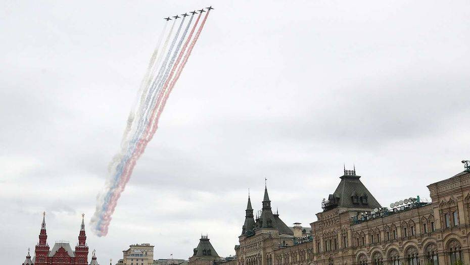 В Москве прошёл воздушный парад в честь Дня Победы. Над городом пролетели 75 самолётов