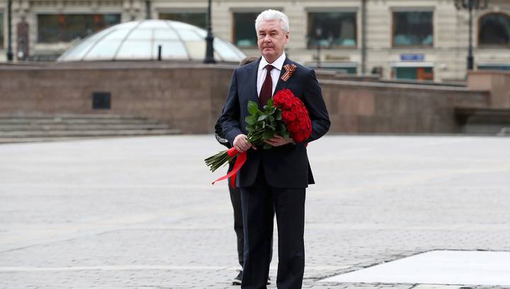 Мишустин поздравил ветеранов телеграммой, Собянин возложил цветы к памятнику Жукову