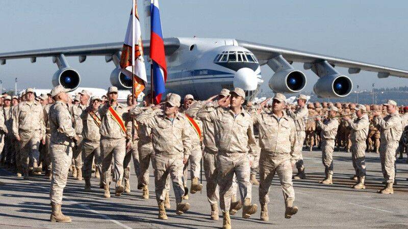 Пилоты ВКС РФ провели авиапарад над базой Хмеймим в Сирии