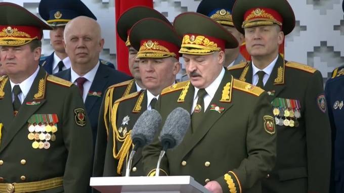 Лукашенко призвал не торопиться с "осуждениями" за проведение парада Победы в Минске