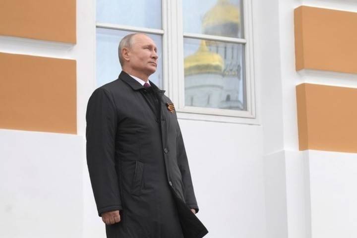 Путин в Кремле провел смотр Президентского полка