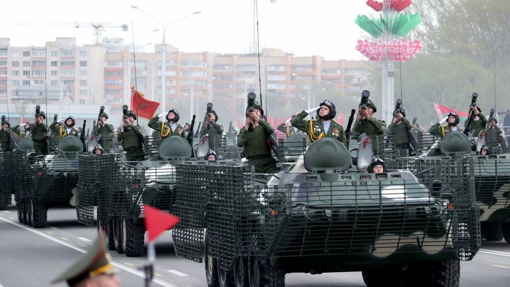 Лукашенко призвал не осуждать белорусов, устроивших парад Победы