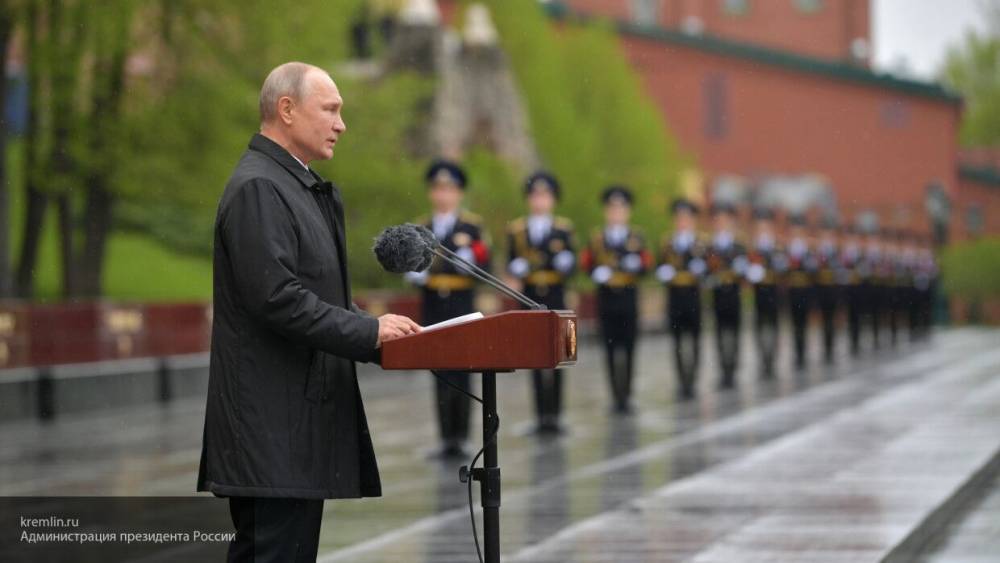 Путин наблюдал за воздушным парадом с крыльца первого корпуса Кремля