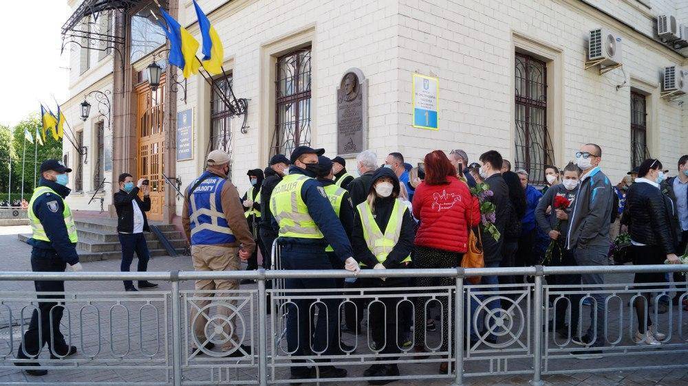 Вопреки карантинам запретам киевляне массово празднуют День Победы