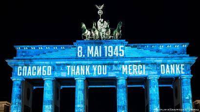 На Бранденбургских воротах в Берлине высветили слово «спасибо» на русском, английском, французском и немецком языках