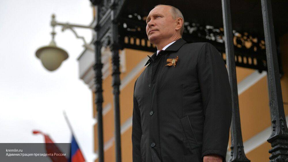 Путин посмотрел полет военной авиации на воздушном параде в Москве
