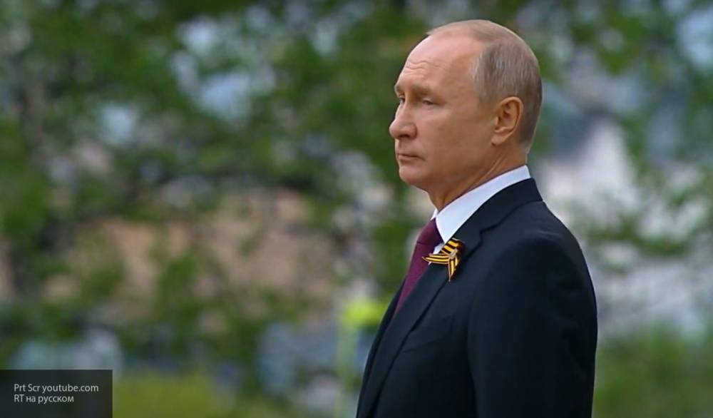 Путин посмотрел авиационный парад с крыльца Кремля