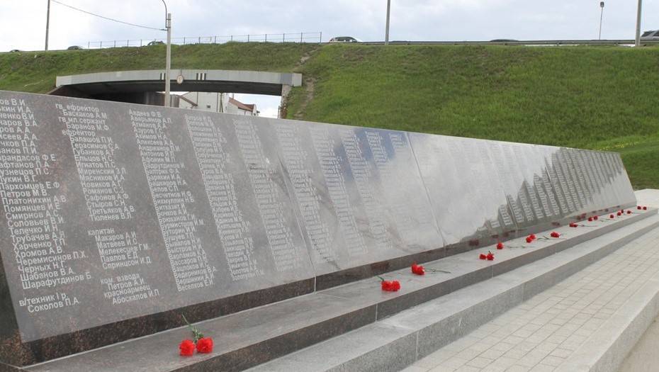 Имена защитников Ленинграда высекли в граните