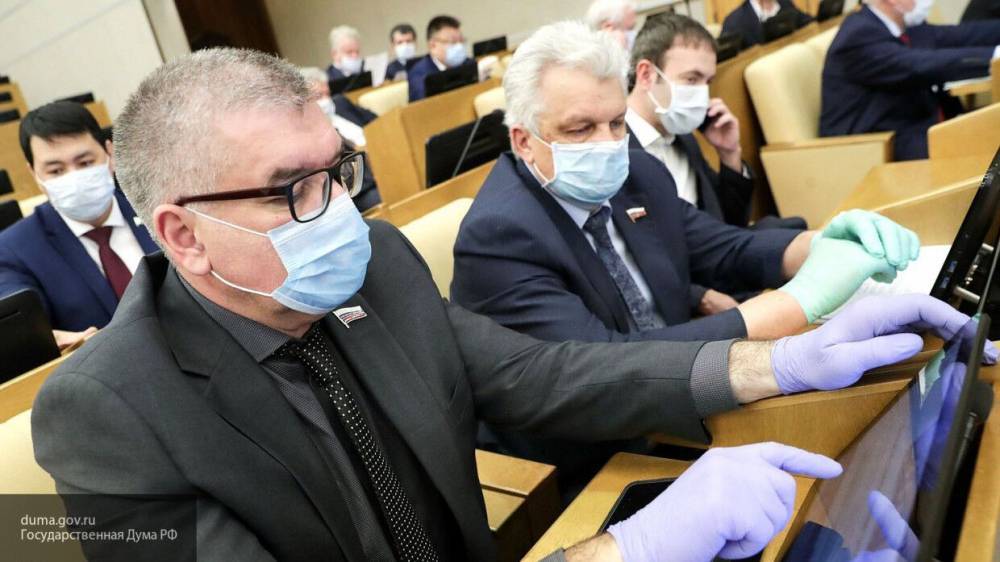 Депутатов Госдумы обязали носить маски и перчатки на заседаниях