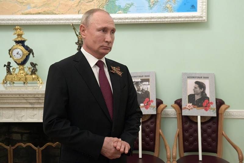 Путин принял участие в онлайн-шествии «Бессмертного полка» с портретами отца и мамы