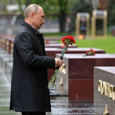 Путин возложил цветы к Вечному огню у Могилы Неизвестного Солдата