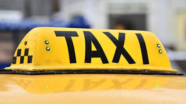 На таксиста напали за отказ везти без пропуска