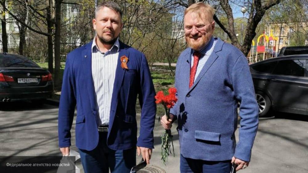 Депутат Милонов и актер Соловьев подарили ветеранам ВОВ из Петербурга продуктовые наборы