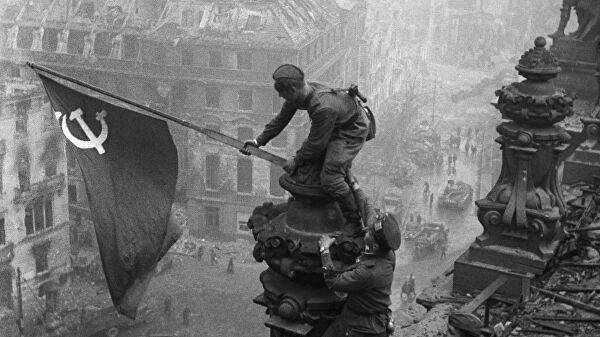 Facebook удаляет фото знамени Победы над Рейхстагом
