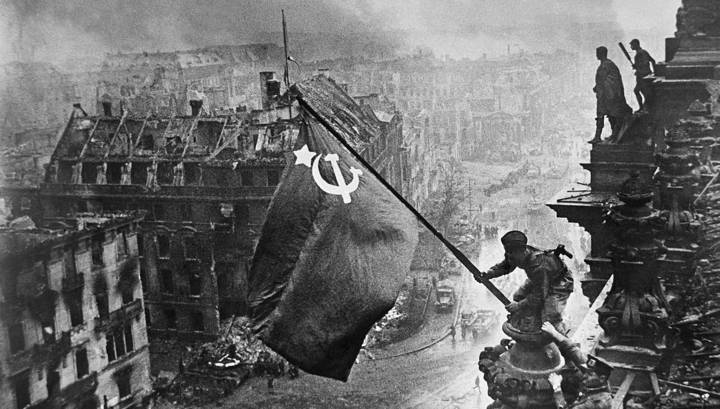 Facebook удаляет посты с фото установки Знамени Победы над Рейхстагом за "нарушение норм"
