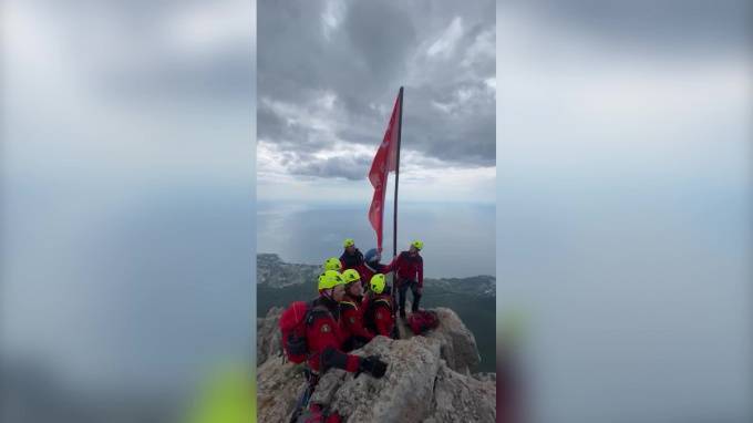 В Крыму спасатели водрузили копию знамени Победы на вершину Ай-Петри