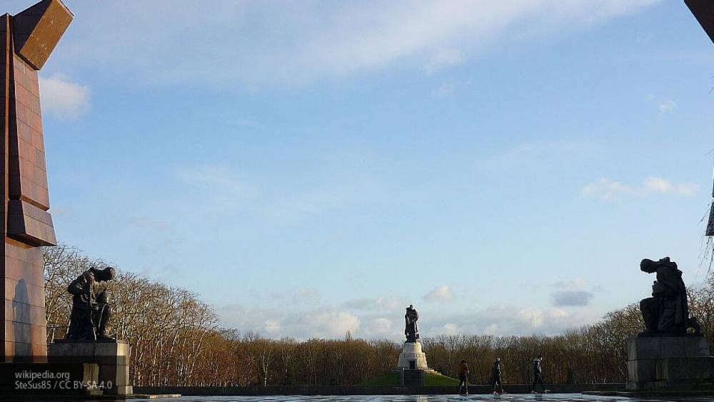Делегации из восьми стран возложили венки к памятнику советским воинам в Берлине