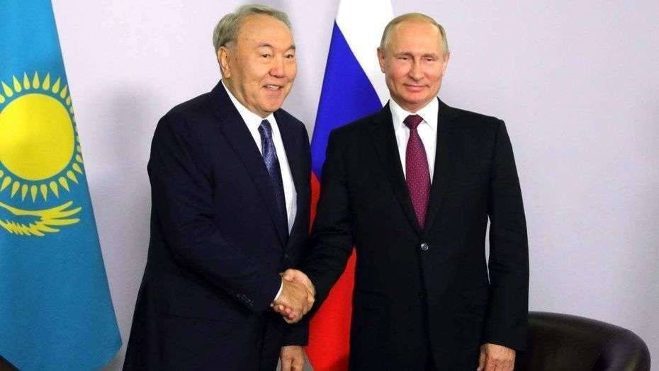 Назарбаев и Путин поздравили друг друга с Днём Победы