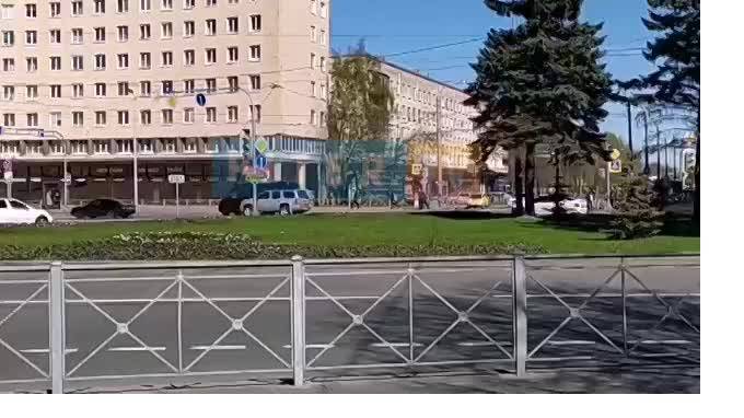В Красногвардейском районе заметили фургон, который поздравляет петербуржцев с 9 мая