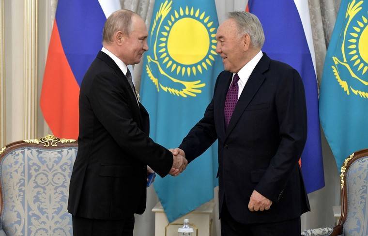 Назарбаев и Путин обсудили по телефону меры по борьбе с COVID-19