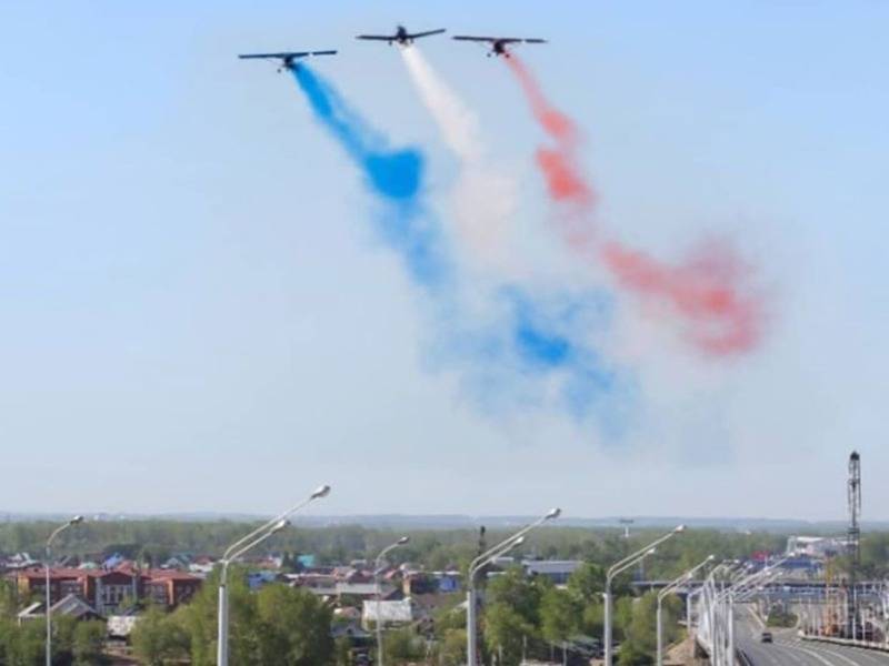 Истребители в Башкирии нарисовали флаг Франции. Власти уверяют, что так и хотели