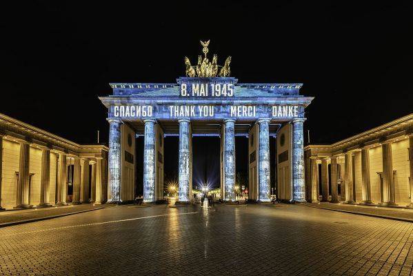 На Бранденбургских воротах вывесили русское слово «спасибо»