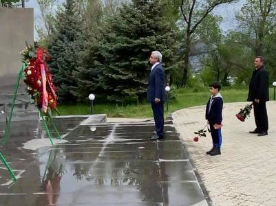 Серж Саргсян с внуком посетил военный пантеон «Ераблур» и парк Победы